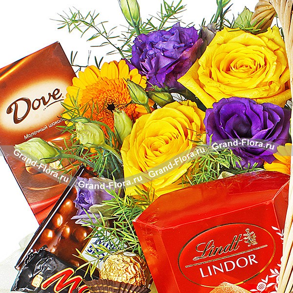 Подарочная корзина + жёлтые розы - Жизнь в шоколаде