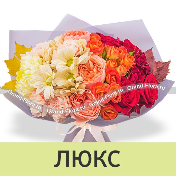 Осенний мотив - букет из красных роз и хризантем