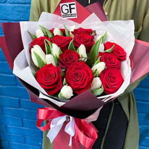 Серьезные намерения - букет из белых тюльпанов и красных роз