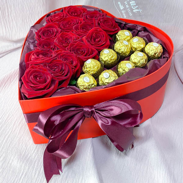 Романтический порыв – цветочный подарок с конфетами ферреро