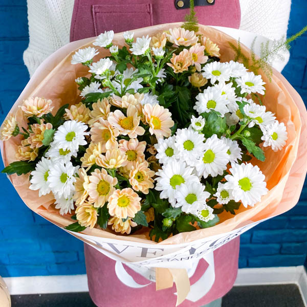Очарование нежностью – букет из кустовых хризантем