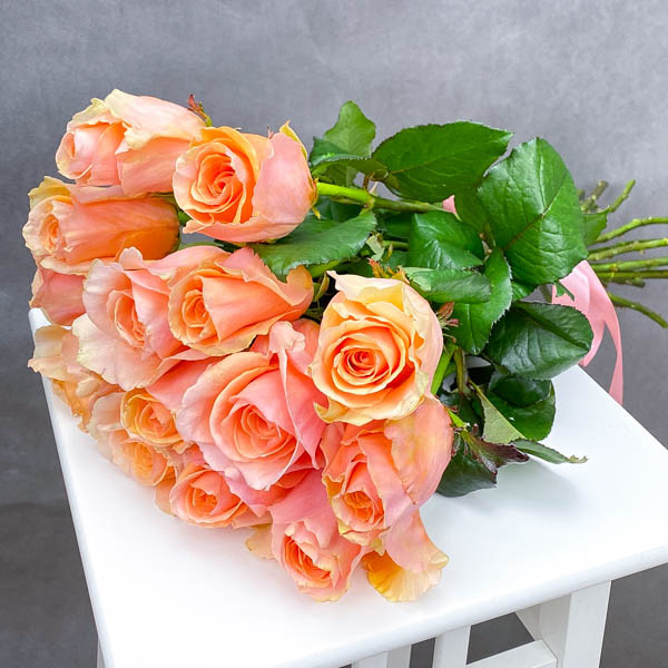 Букет розово-персиковых роз (50-60 см)