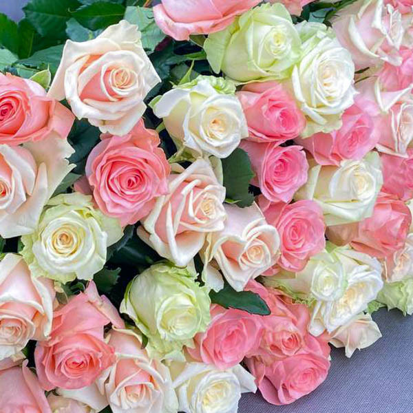 Аромат нежности – букет из белых и розовых роз (50-60 см)