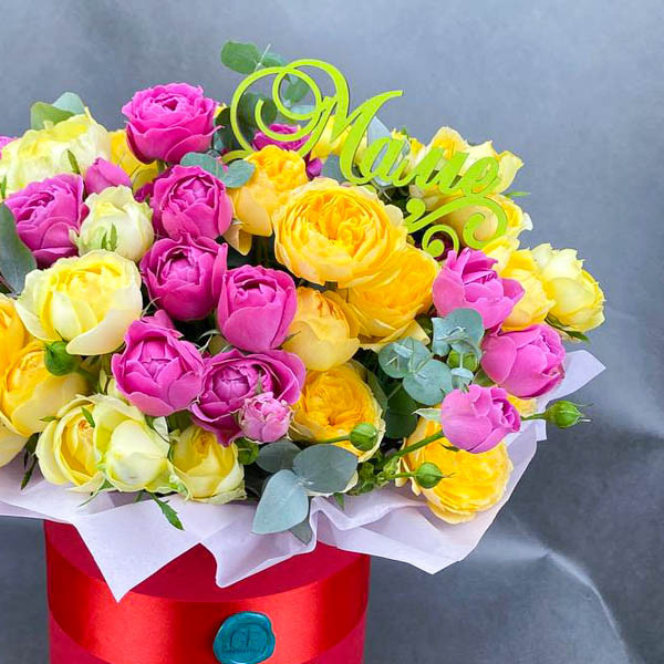 Подарок маме – коробка с кустовыми розами